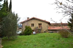 Iratxeta: Casa de pueblo reformada con 6 dormitorios, amplio jardín con barbacoa y chimenea photo 0