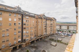 Urbanización Zizur: Venta Piso completamente amueblado de 3 dormitorios, 1 baño y plaza de garaje photo 0
