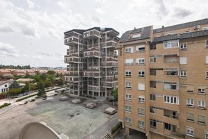 Urbanización Zizur: Venta Piso completamente amueblado de 3 dormitorios, 1 baño y plaza de garaje photo 0