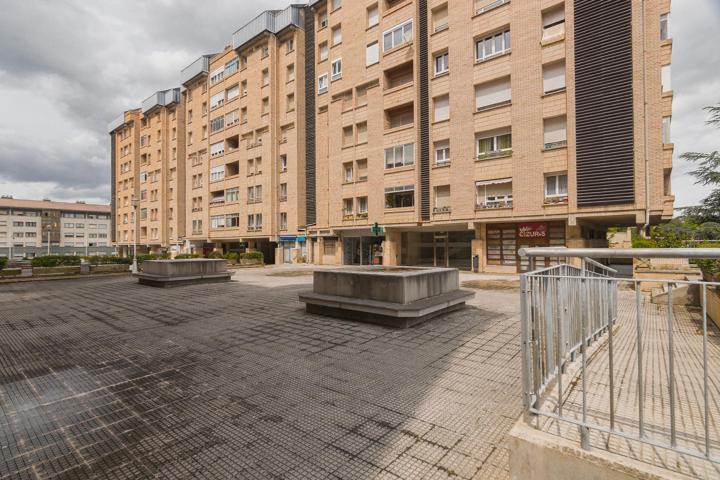 Urbanización Zizur: Venta Piso completamente amueblado de 3 dormitorios, 1 baño y plaza de garaje photo 0
