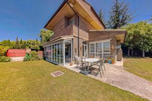 Urbanización Zizur: Chalet independiente de 6 dormitorios con jardín y barbacoa privada, piscinas y pista de tenis comunitarias photo 0