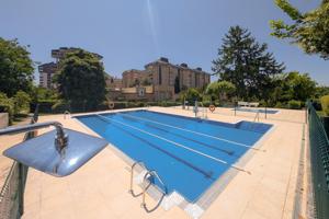 Urbanización Zizur: Chalet independiente de 6 dormitorios con jardín y barbacoa privada, piscinas y pista de tenis comunitarias photo 0
