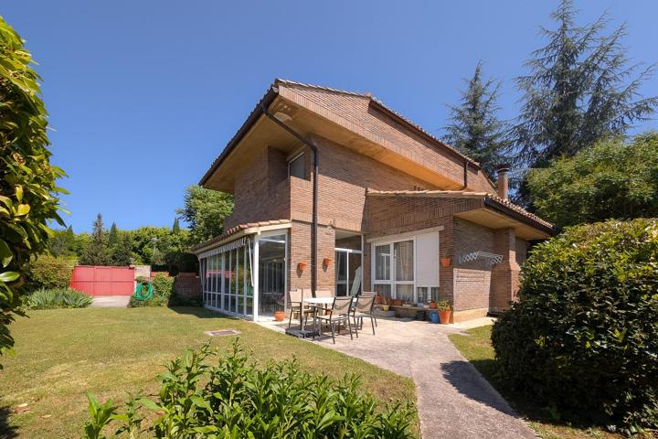 Urbanización Zizur: Chalet independiente de 6 dormitorios con jardín y barbacoa privada, piscinas y pista de tenis comunitarias photo 0