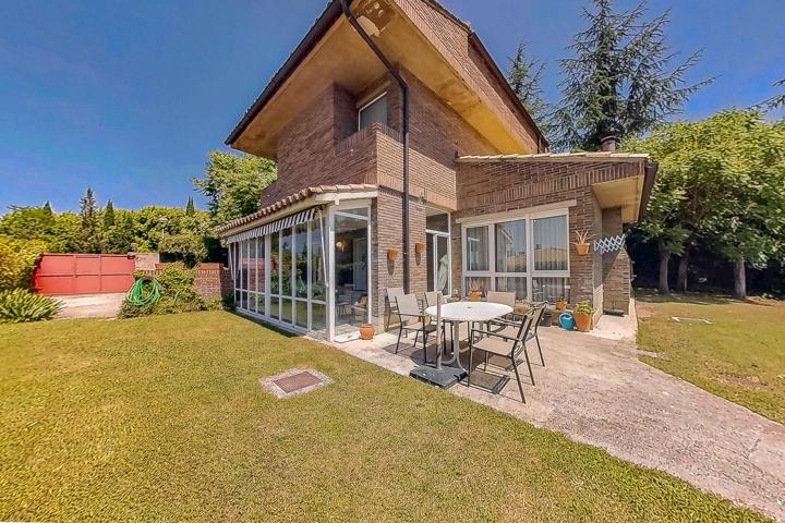 Urbanización Zizur: Chalet independiente de 6 dormitorios con jardín y barbacoa privada, piscinas y pista de tenis comunitarias photo 0