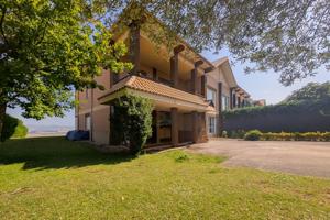 VENTA: Chalet adosado en esquina con amplio jardín en Zariquiegui, a solo 15 min de Pamplona photo 0