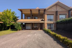 VENTA: Chalet adosado en esquina con amplio jardín en Zariquiegui, a solo 15 min de Pamplona photo 0