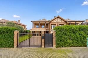 VENTA: Chalet adosado en esquina con amplio jardín en Zariquiegui, a solo 15 min de Pamplona photo 0