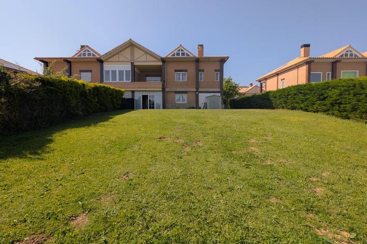VENTA: Chalet adosado en esquina con amplio jardín en Zariquiegui, a solo 15 min de Pamplona photo 0