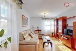 Zizur Mayor: Junto al Ayuntamiento: Piso 2ª altura Salón, Cocina-Comedor, 3 dormitorios, 2 baños y plaza de garaje photo 0