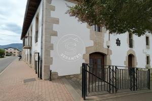 Local con jardín y múltiples posibilidades en Irurtzun photo 0