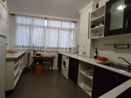 Vendemos piso de 4 dormitorios con 2 baños reformado, alquilado con renta de 1400 euros mensuales photo 0