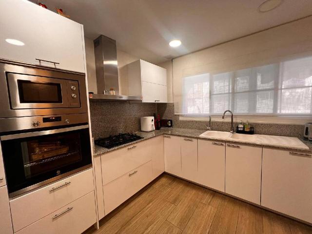 Se vende piso amplio y luminoso en finca tranquila con solo 3 vecinos photo 0