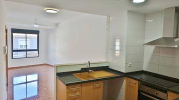 SE ALQUILA SÓLO A SINGLES . SIN AMUEBLAR Y SIN ELECTRODOMÉSTICOS. photo 0