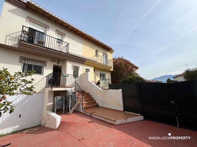 Impresionante casa en esquina en el centro de Ogíjares photo 0