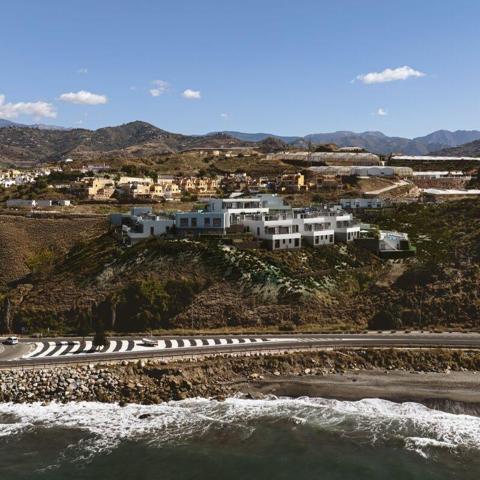 Vivienda unifamiliar de 3 dormitorios frente al mar en Vélez Málaga Costa, piscina comunitaria y garaje photo 0