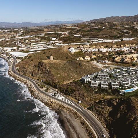 Vivienda unifamiliar de 3 dormitorios frente al mar en Vélez Málaga Costa, piscina comunitaria y garaje photo 0