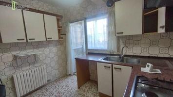 Se vende vivienda con cuatro dormitorios y un local-cochera cerrada photo 0