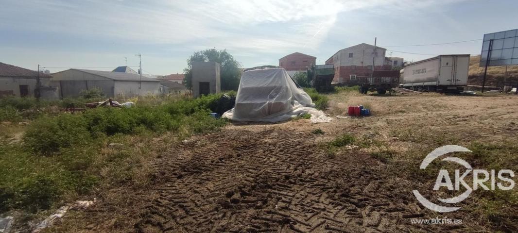 Suelo urbano de 2.696m² en Recas photo 0