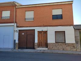 AMPLISIMA CASA-CHALET ADOSADO EN CONSUEGRA photo 0