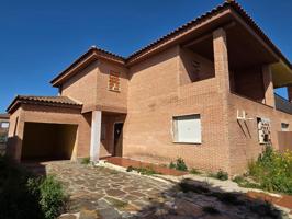 CHALET PAREADO EN BURGUILLOS photo 0