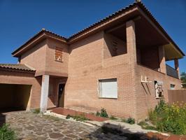 CHALET PAREADO EN BURGUILLOS photo 0