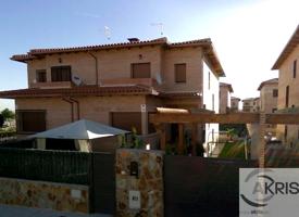 Pareado en venta en Olías del Rey de 251 m2 photo 0