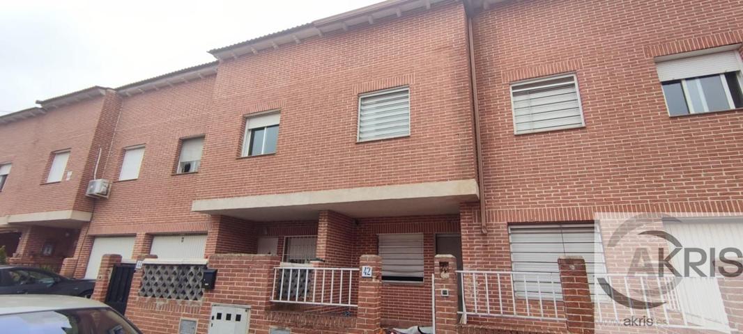 CHALET ADOSADO EN CHOZAS DE CANALES photo 0