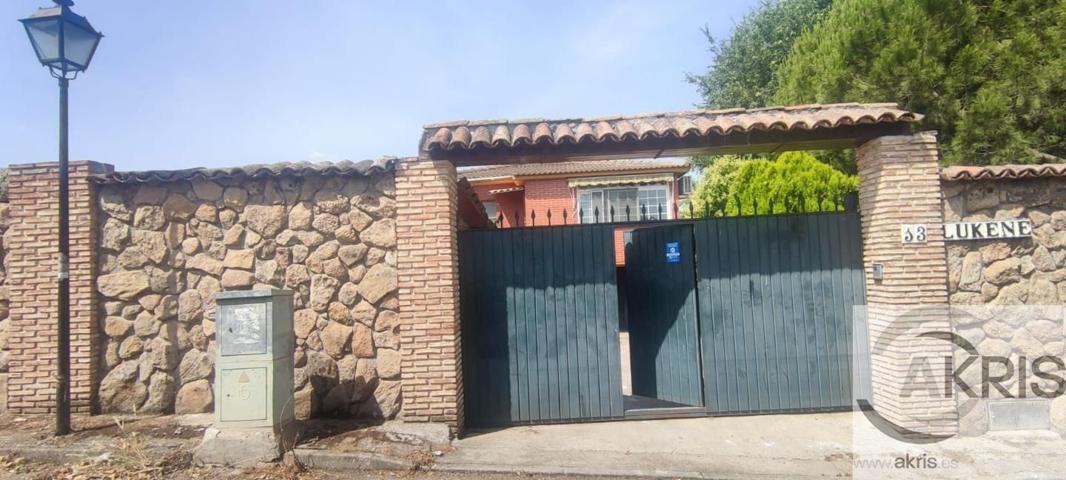Chalet independiente con piscina en Palomeque photo 0
