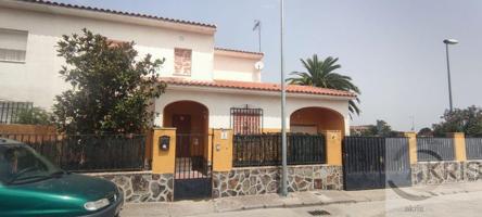 Chalet pareado de esquina con piscina en Cedillo del Condado photo 0