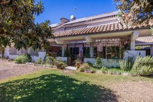 🌿 Vivienda ideal para familias en urbanización cerrada con amplio jardín comunitario photo 0