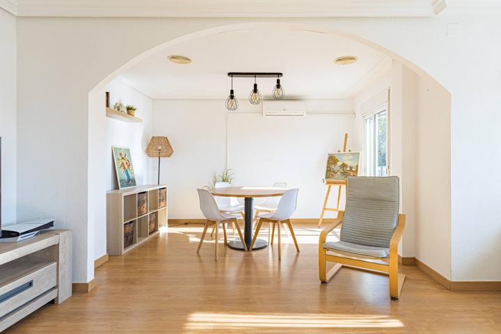 Amplia vivienda en primera planta, muy luminosa y con un gran patio de 99 m2 photo 0