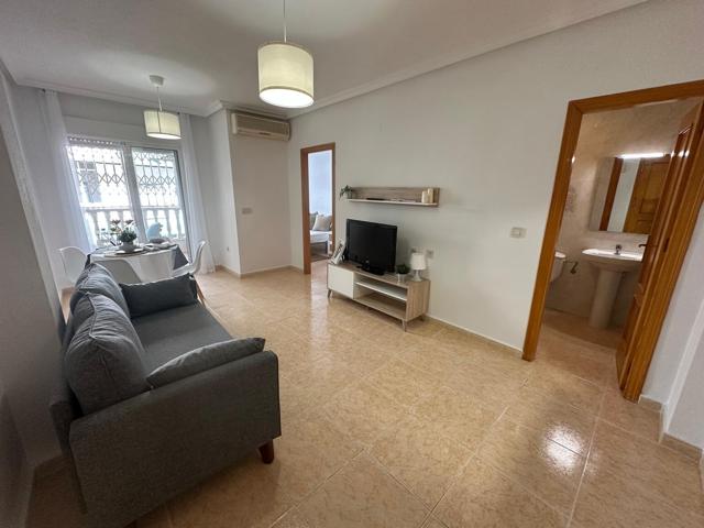 TIC TAC TIC TAC... se alquila APARTAMENTO en planta baja en el corazón de Torrevieja a pocos metros de la playa. photo 0