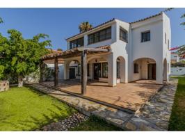 Exclusiva vivienda unifamiliar en Guadalmar – Málaga, con jardín y piscina photo 0