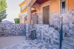 CASA PARA ENTRAR A VIVIR JUNTO AL POLIDEPORTIVO DE LOMALINDA EN LOS OGIJARES photo 0