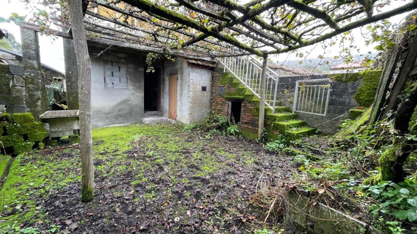 ¡Descubre el encanto de esta casa de piedra sin registrar, con posibilidad de registro para la venta photo 0