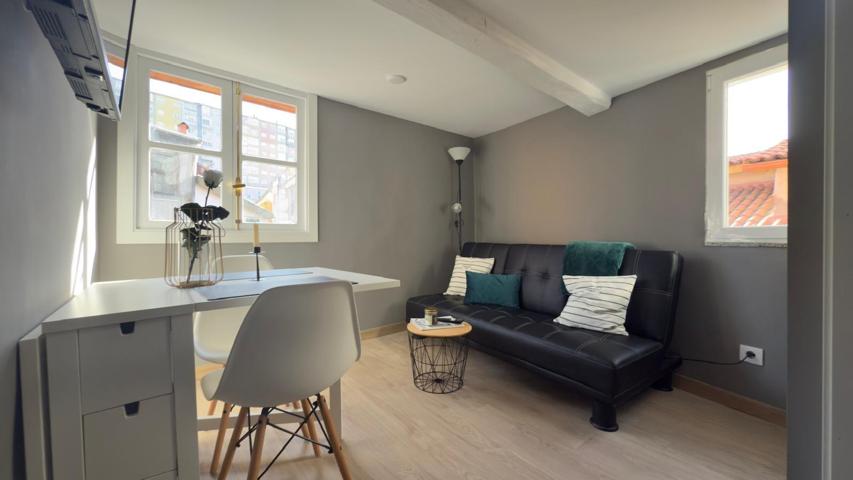 ¡Descubre el encanto de vivir en un estudio único en el corazón del casco viejo! photo 0
