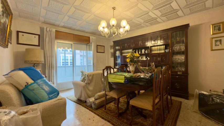 ¡Tu nuevo hogar en este encantador piso en un edificio con carácter del año 1975 y 4 habitaciones! photo 0