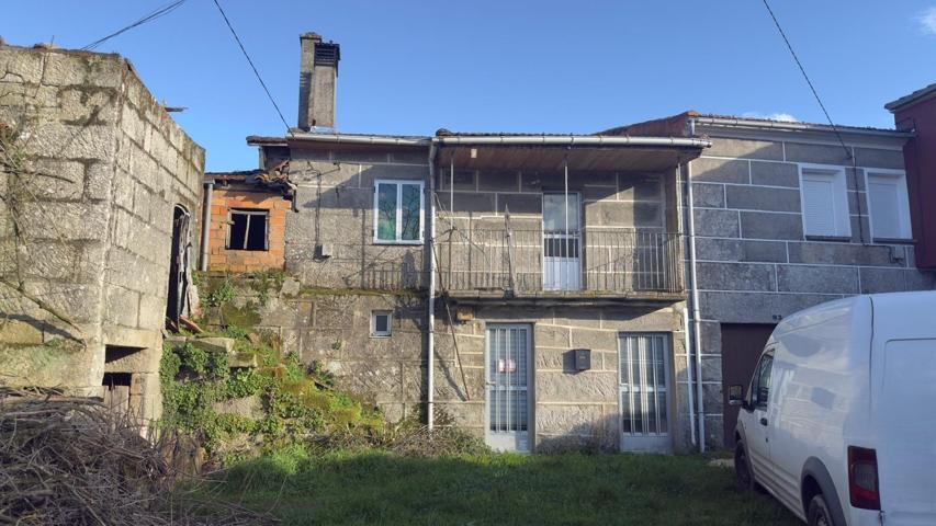 Descubre el encanto de lo tradicional con esta impresionante casa de piedra photo 0