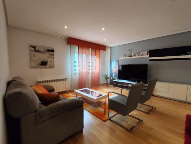 Adosado de calidad a un paso de la cuidad, con 4 habitaciones 3 baños y garaje para 2 coches! photo 0