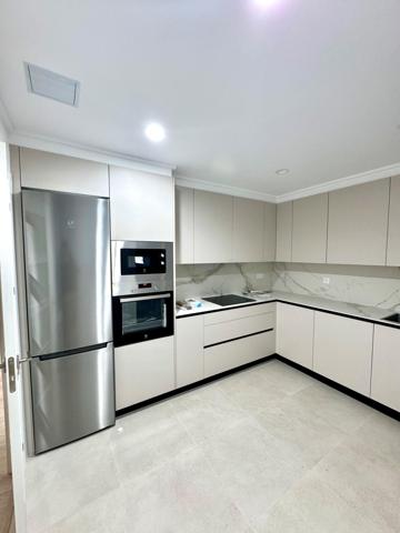 Propiedad reformada íntegramente con 3 habitaciones, dos baños y garaje en la Sainza cerca al hospital y al centro photo 0
