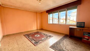 Descubre tu nuevo hogar en el corazón de Carballiño con 4 habitaciones y 2 baños photo 0