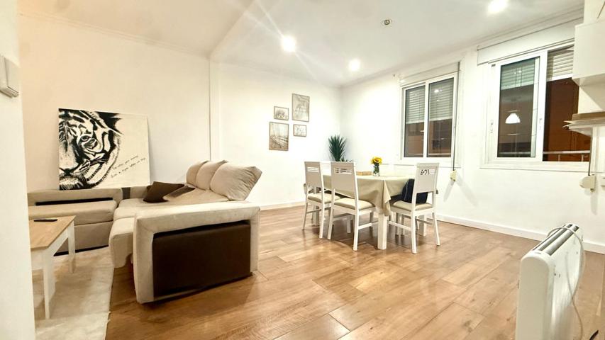 Apartamento reformado al lado de la plaza de la marina con 2 habitaciones y un baño photo 0