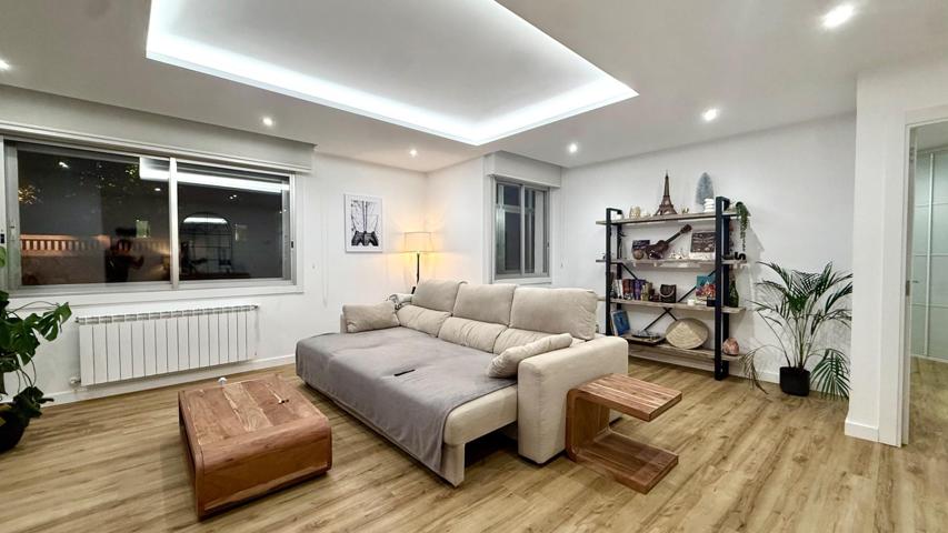 Gran piso reformado íntegramente con 3 habitaciones, 2 baños, terraza de 20m2 con vistas a la cuidad y patio photo 0