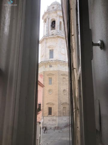 ¡Oportunidad en el corazón de Cádiz! Piso a escasos metros de la Catedral photo 0