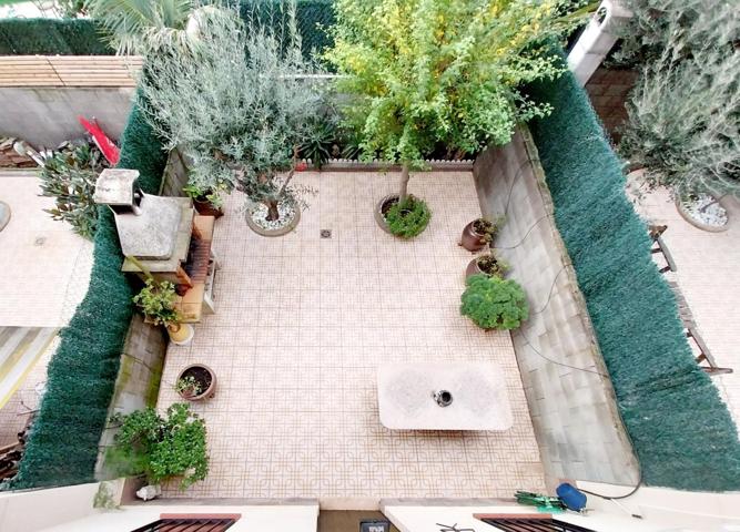 CASA ADOSADA CON PATIO DE 34M² EN LA GRIPIA, 3 HAB. DOBLES + ESTUDIO DE 55M² CON FUEGO A TIERRA. AMPLIO GARAJE photo 0
