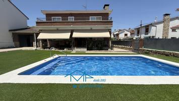BONITO CHALET CON PISCINA EN EL TIEMBLO photo 0