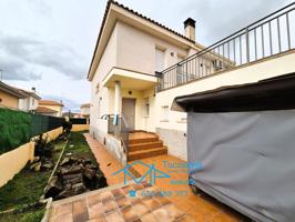 CHALET PAREADO EN EL BARRACO photo 0