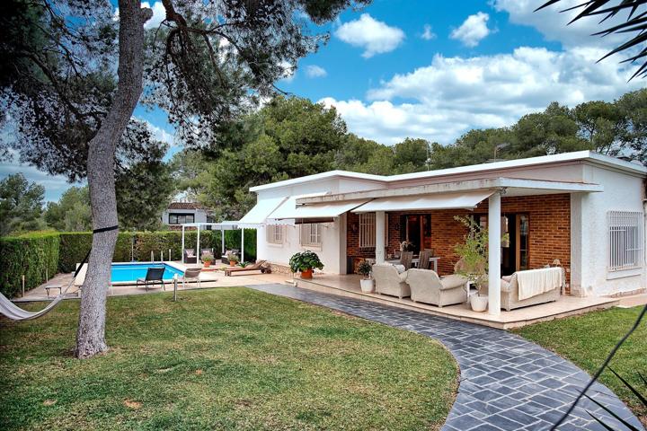 “Chalet en La Cañada: Un hogar de una planta donde la naturaleza y la felicidad se dan la mano” photo 0