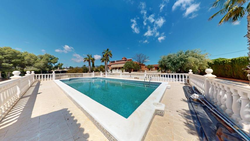 Exclusivo chalet en Peña Las Águilas con piscina privada y vistas panorámicas photo 0