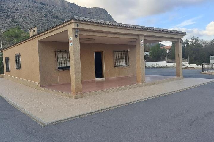 CHALET EN BUEN ESTADO CON PISCINA, RODEADO DE VECINOS, ¿LO VAS A DEJAR ESCAPAR?????? photo 0